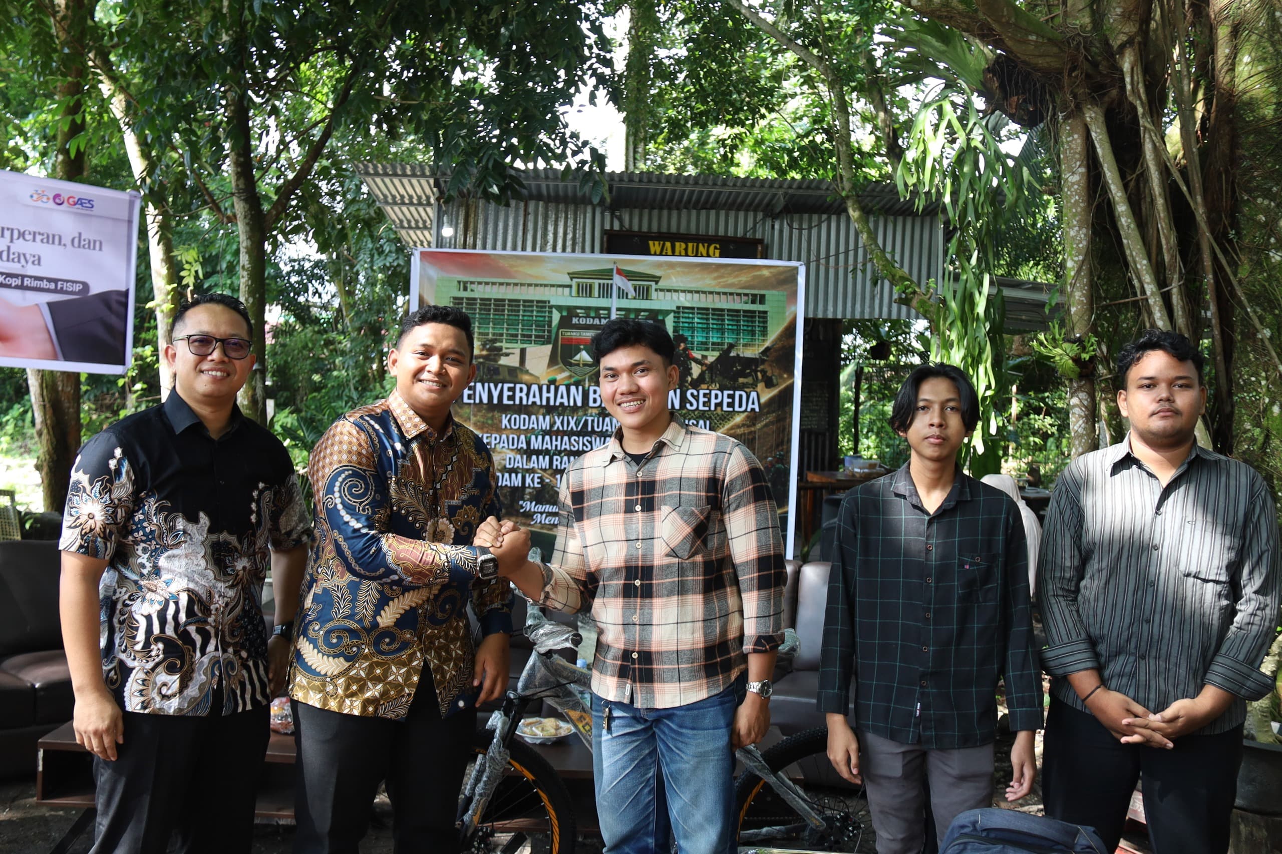Mengayuh Semangat Generasi Muda: Kodam XIX/Tuanku Tambusai Serahkan Bantuan Sepeda kepada Mahasiswa UNRI