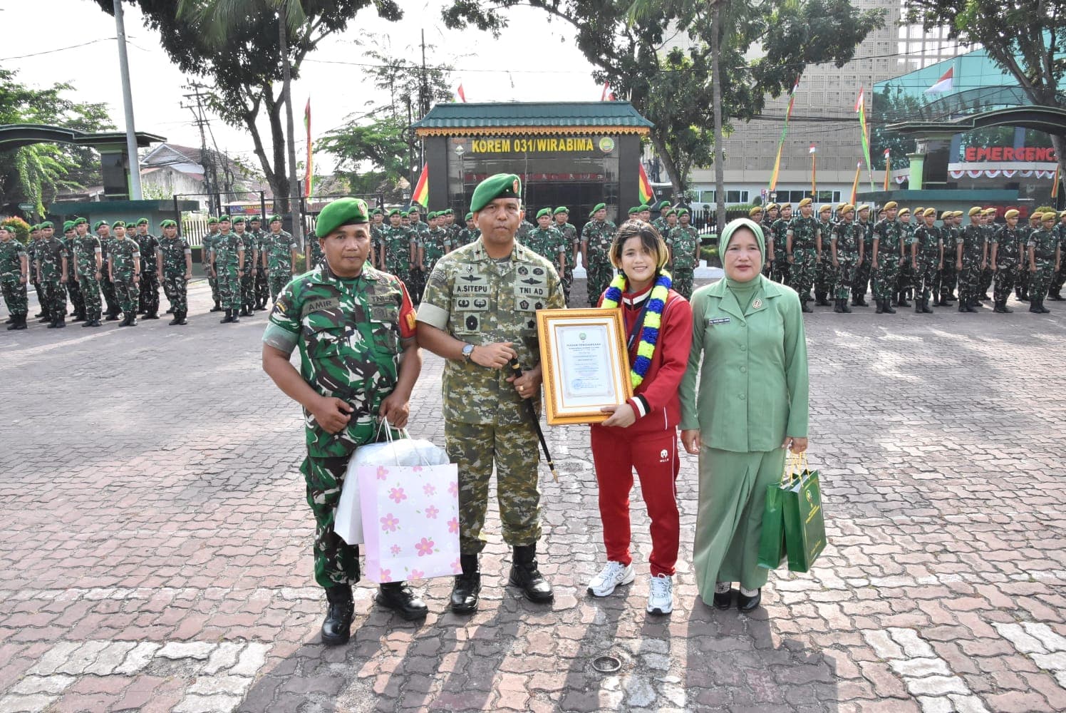 Kisah Peltu Amir, Babinsa Kodim 0313/Kampar Korem 031/WB, Antar Putrinya Jadi Juara MMA Internasional