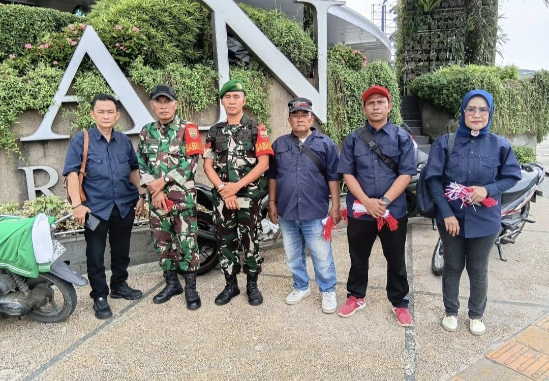 Bersama Babinsa,AJMI dan PW Pemuda Muslim Sumut Bagikan 1945 Bendera Merah Putih ,Gelorakan Semangat HUT ke-81 RI