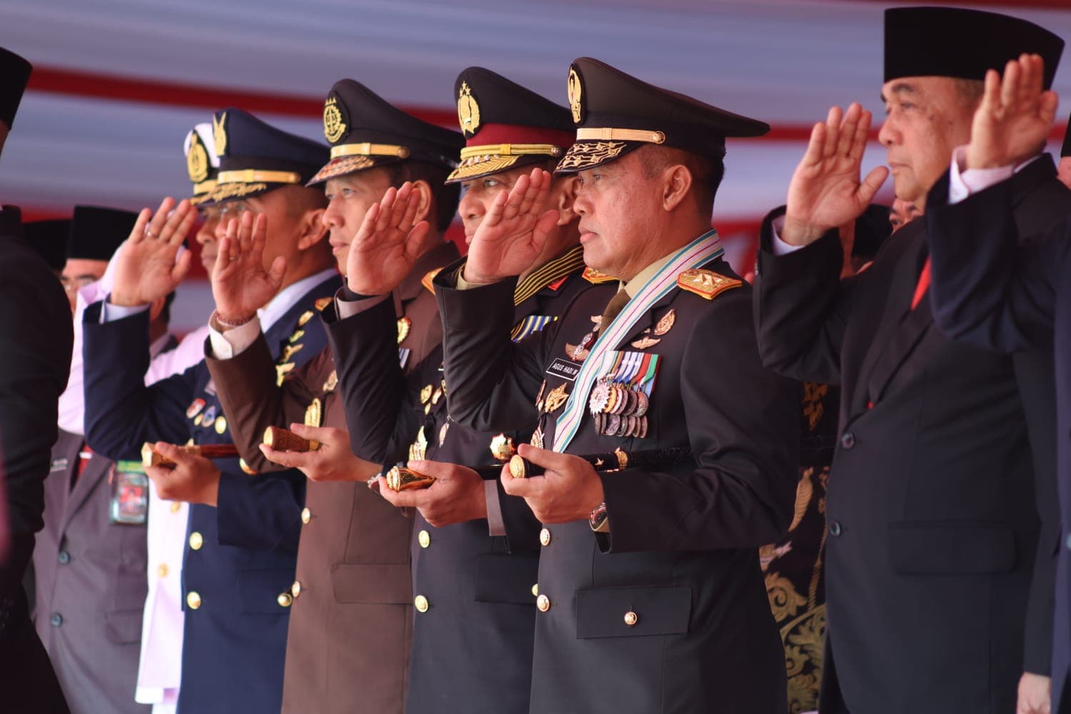Saat Merah Putih Berkibar di Riau, Pangdam XIX/Tuanku Tambusai Berdiri Bersama Para Pemimpin Daerah