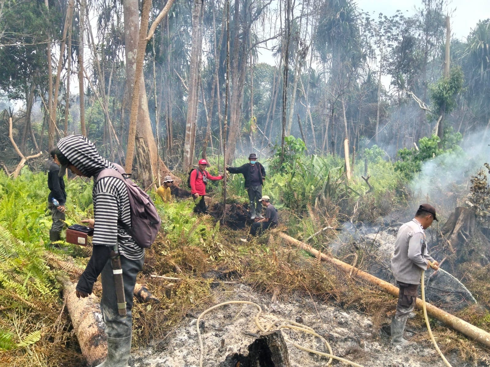 Kodam XIX Tuanku Tambusai Bersama Warga Kendalikan Karhutla di Pungkat