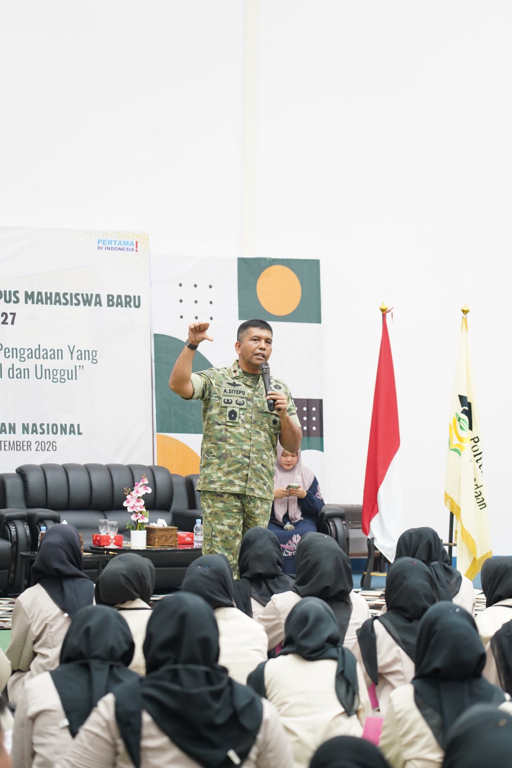 Tanamkan Nilai Kebangsaan Sejak Dini, Danrem 031/WB Bekali Mahasiswa Baru Politeknik Pengadaan Nasional Pekanbaru