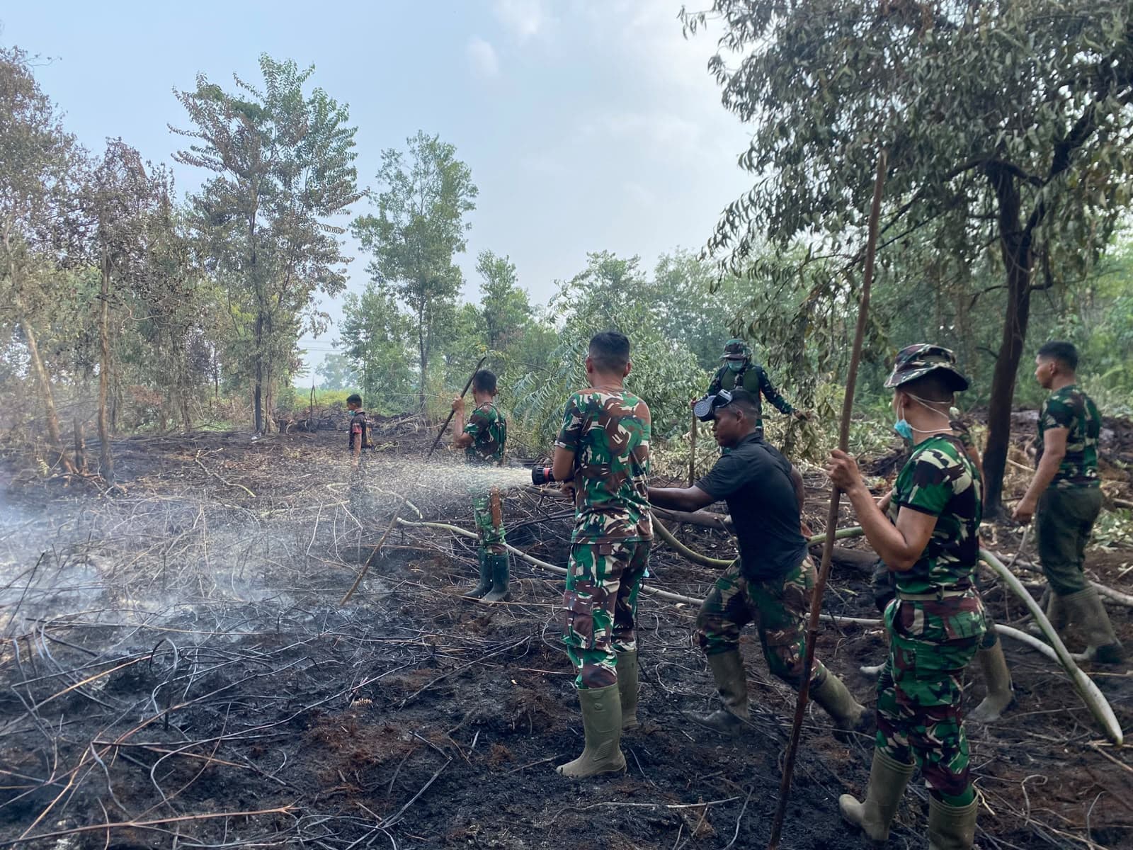 Tiga Hari Berjibaku, Yonif TP 851/BBC Bersama Tim Gabungan Kendalikan Karhutla KITB Siak