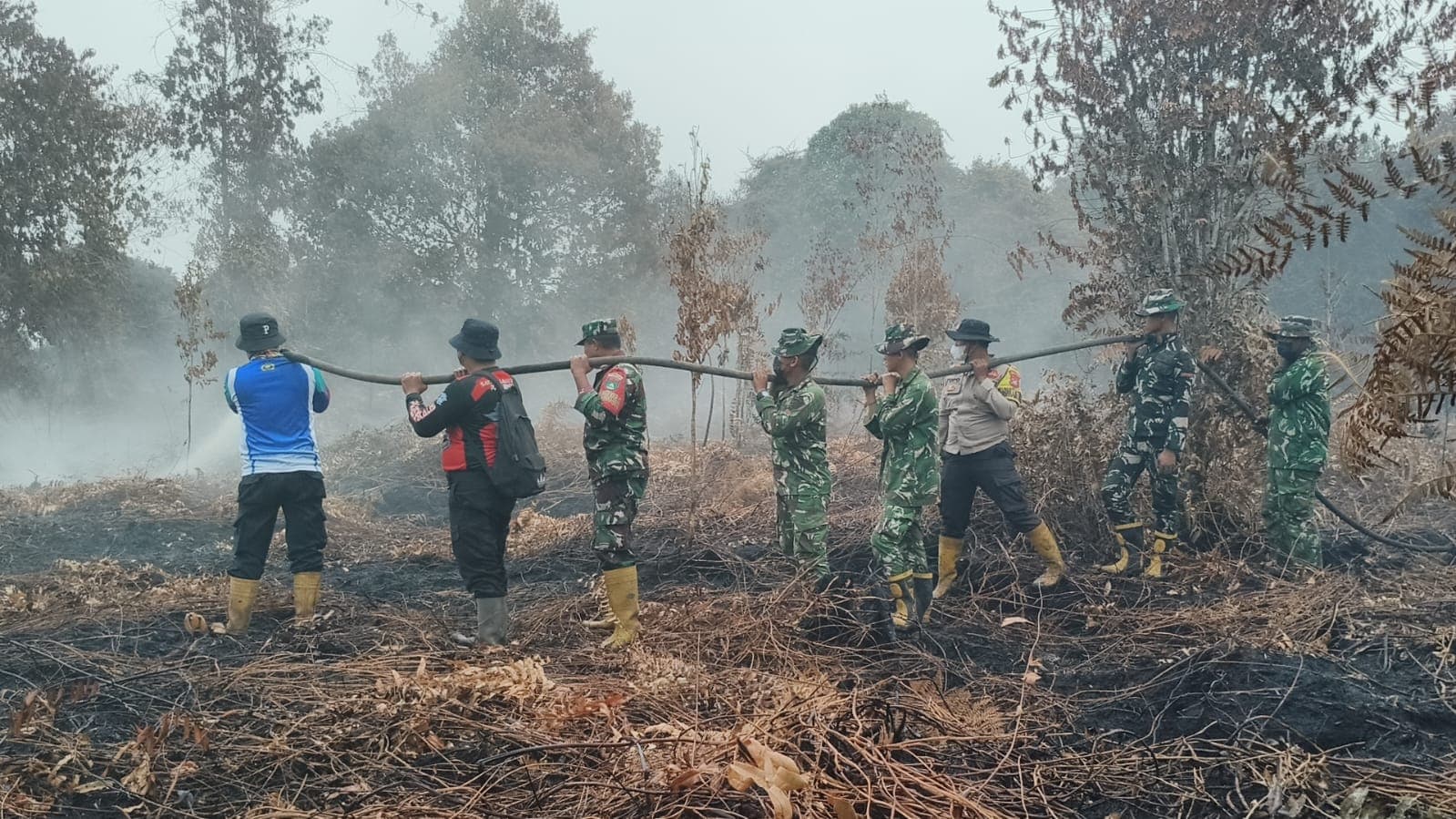 Kodam XIX/Tuanku Tambusai Intensifkan Pemadaman, Titik Asap Masih Bertahan di Bengkalis dan Meranti