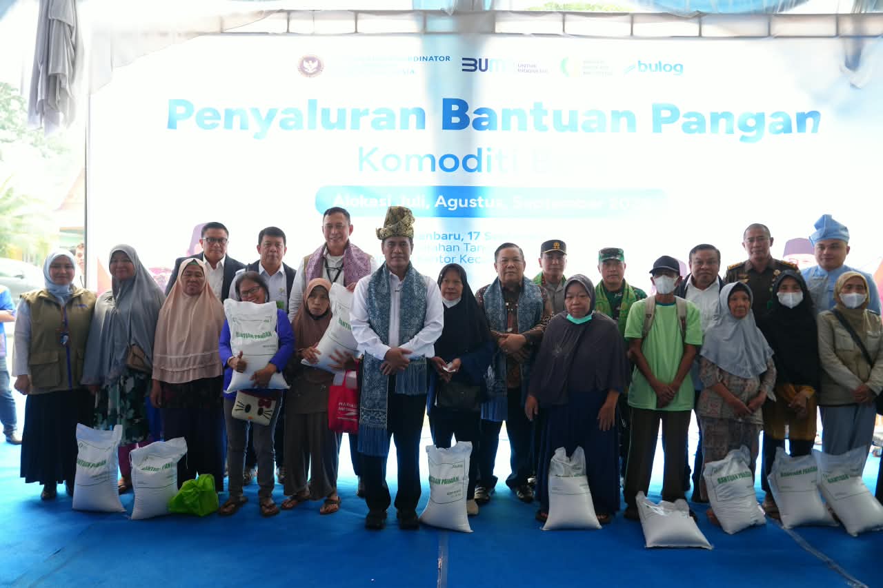 Pangdam XIX/Tuanku Tambusai Hadir Bersama Mentan Amran Salurkan Bantuan Pangan