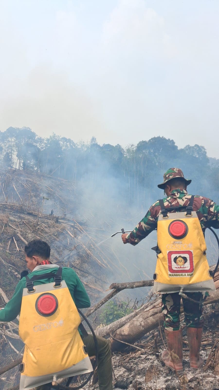 Karhutla Belum Sepenuhnya Padam, Personel Kodam XIX/Tuanku Tambusai Terus Berjibaku di Lapangan