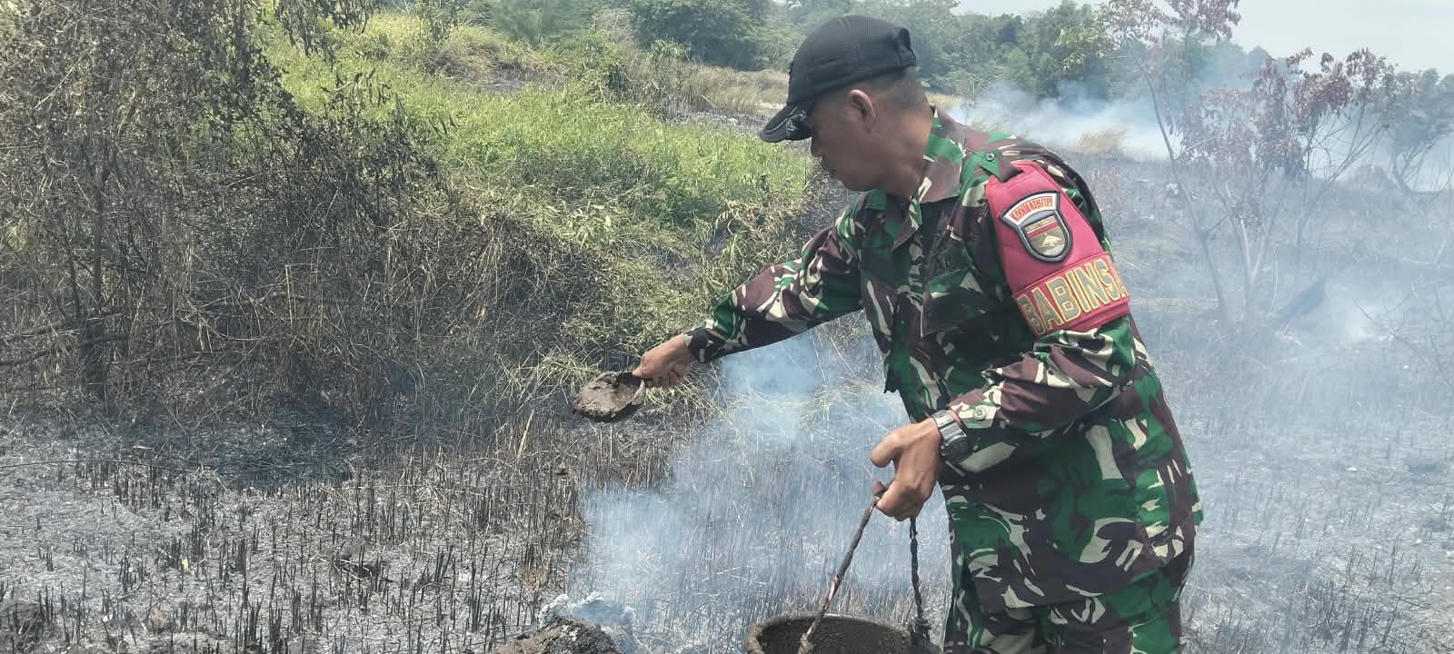 Sinergi Kodam XIX/Tuanku Tambusai dan Masyarakat Padamkan Kebakaran Lahan di Gunung Kijang