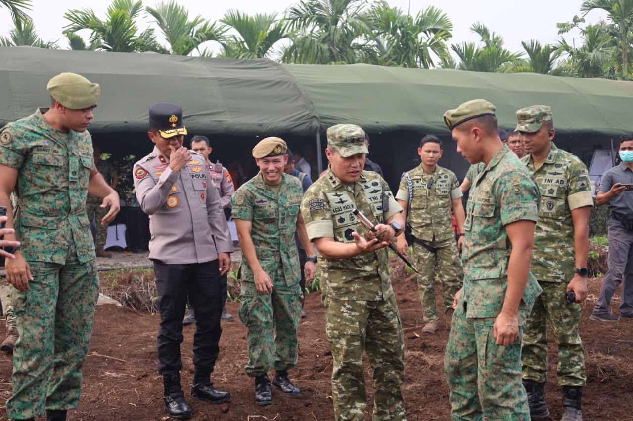 Pangdam XIX/Tuanku Tambusai dan Delegasi Singapore Army Tinjau Inovasi Penanggulangan Karhutla di Kampar