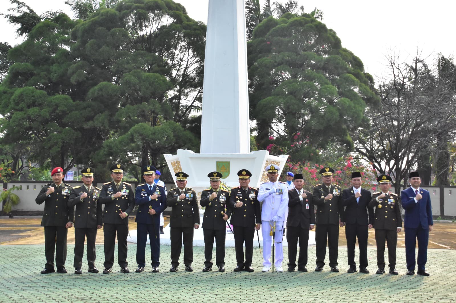 HUT ke-81 TNI, Danrem 031/WB Dampingi Pangdam XIX/Tuanku Tambusai Ziarah ke TMP Kusuma Dharma
